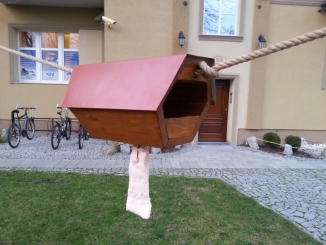 Karmnik na drzewie